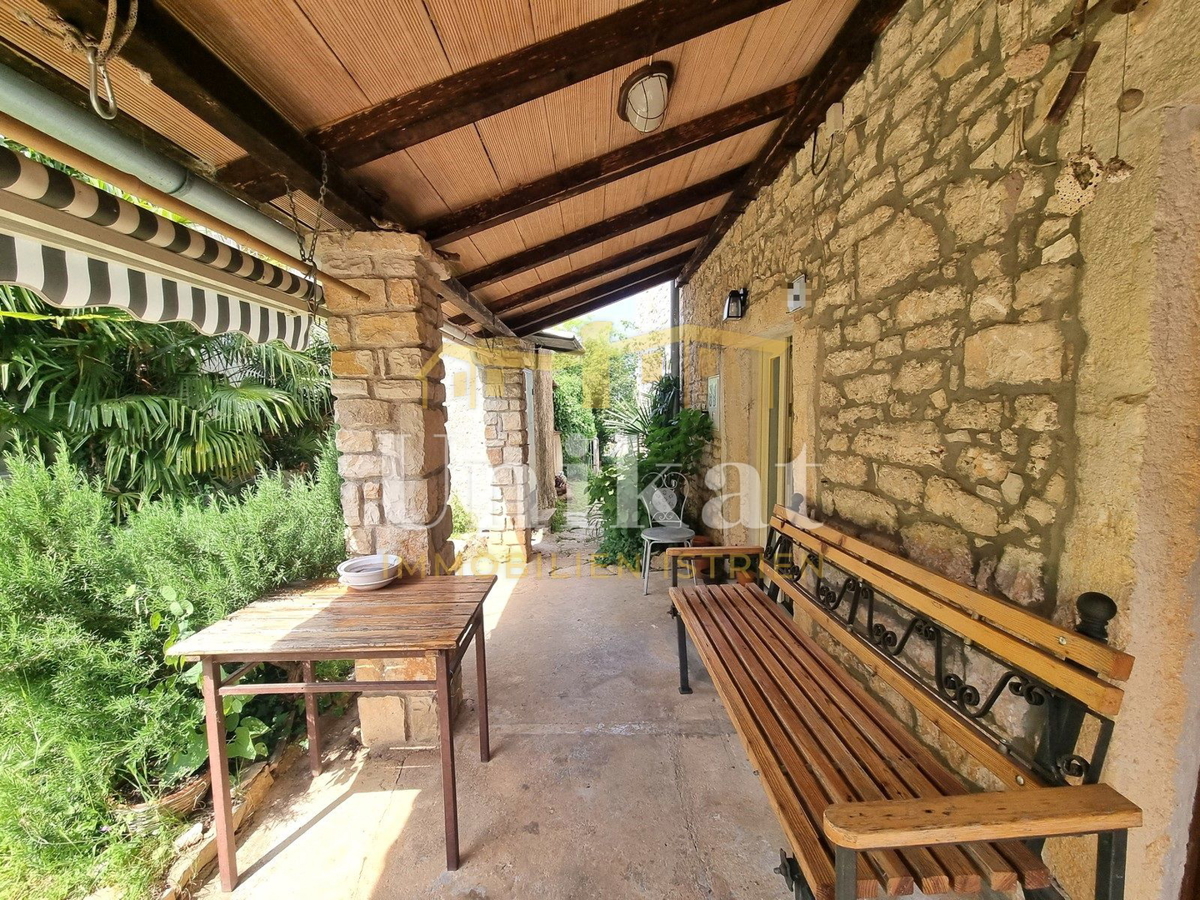 Renovirana kamnita hiša s bazenom 3 km od morja